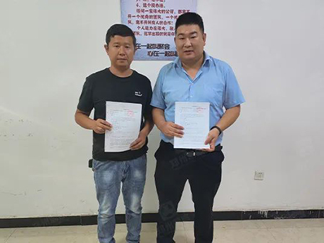 鄭州免费黄色小视频與新疆客戶簽訂輪胎式建築（zhù）垃圾破碎篩分一體車
